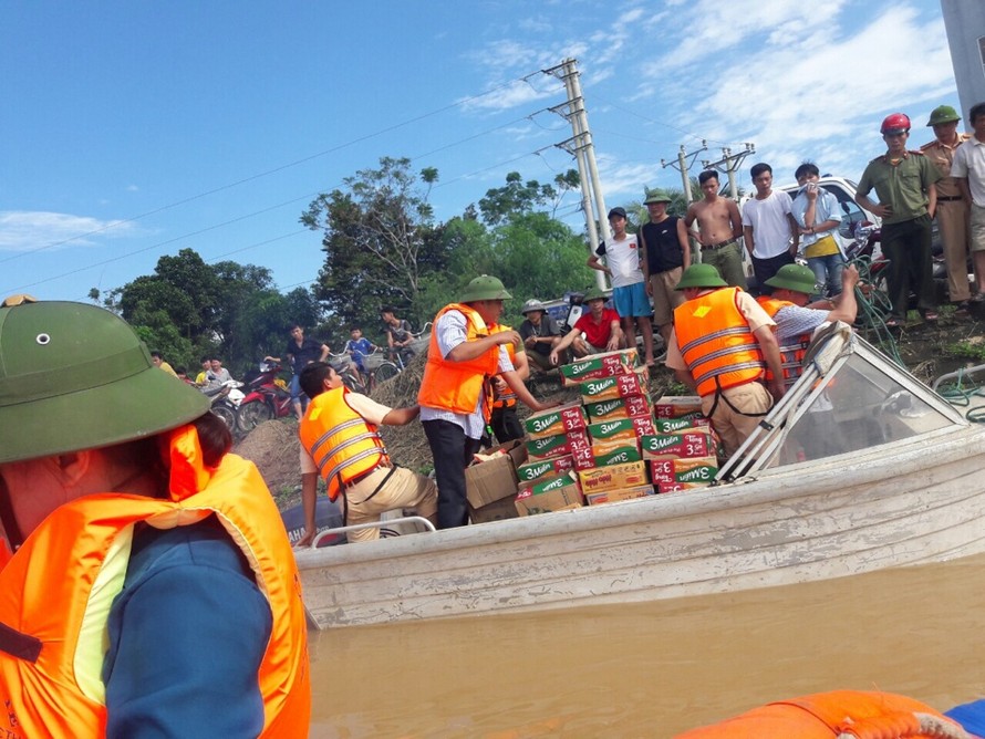 Hàng nghìn nhà dân dọc sông Bưởi ngập trong nước lũ