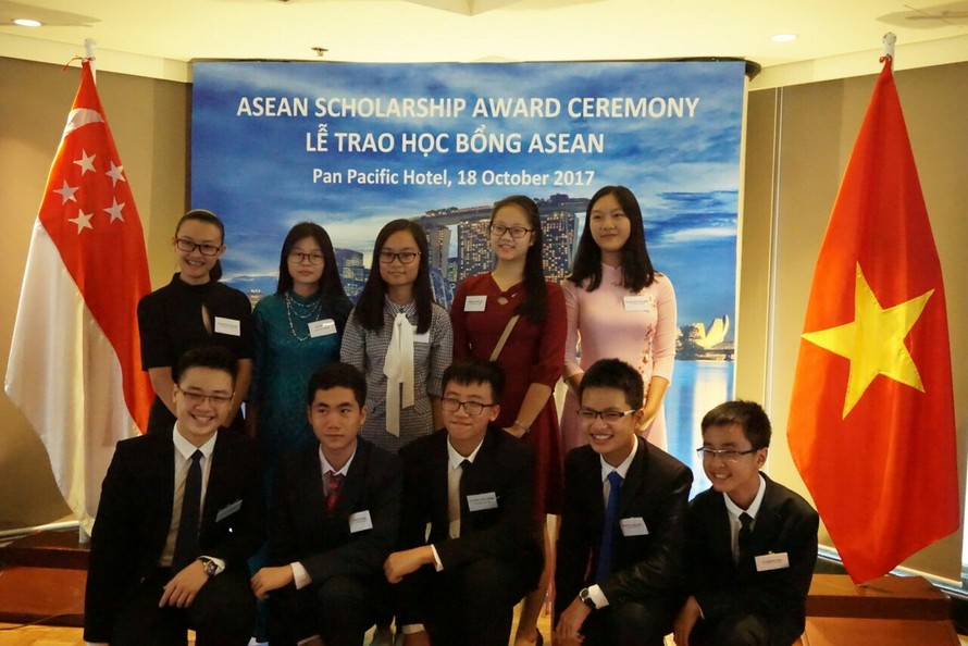 Đại sứ Singapore gặp gỡ 15 học sinh Việt Nam nhận học bổng