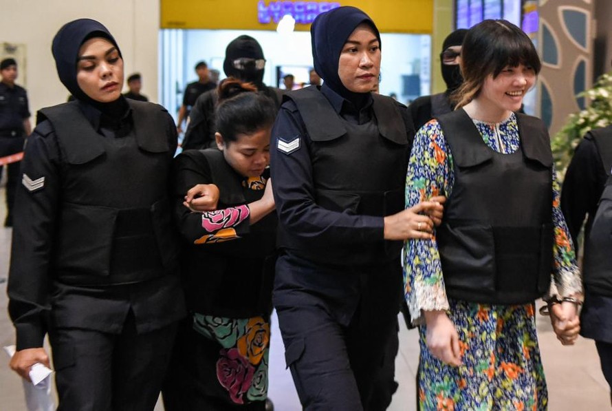 Hôm 24/10, Đoàn Thị Hương và Siti Aisyah được đưa đến sân bay Kuala Lumpur - nơi xảy ra vụ ám sát ông Kim Chol hồi tháng 2/2017. Ảnh: AFP