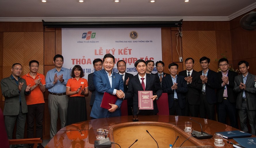 Chủ tịch FPT Trương Gia Bình và Hiệu trưởng ĐH GTVT Nguyễn Ngọc Long cùng ký thỏa thuận hợp tác