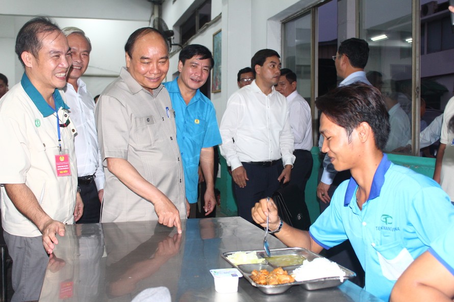 Thủ tướng thăm nhà ăn công nhân