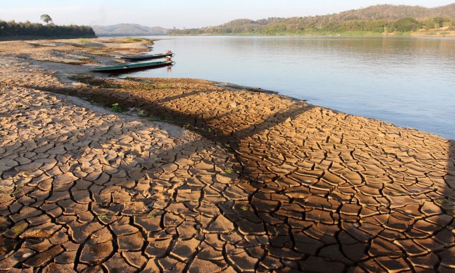 Một khúc sông Mekong khô cạn. Ảnh: Paritta Wangkiat