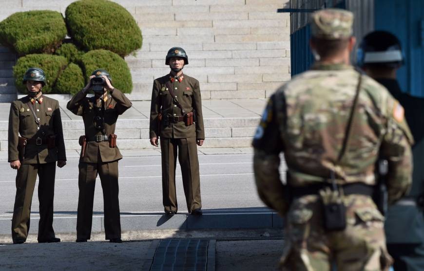 Binh sĩ Triều Tiên nhìn về phía Nam khi Bộ trưởng Quốc phòng Mỹ James Mattis và Bộ trưởng Quốc phòng Hàn Quốc Song Young-moo thăm làng đình chiến Bàn Môn Điếm hôm thứ Năm, 26/10. Ảnh: AFP