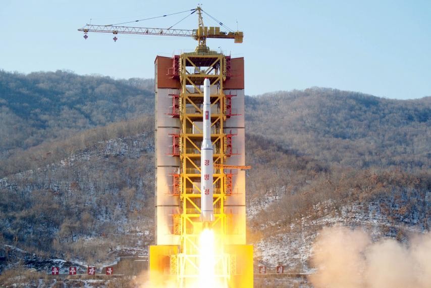 Tên lửa tầm xa của Triều Tiên rời bệ phóng tại bãi thử Sohae. Bức ảnh được công bố ngày 7/2/2016. Nguồn: Reuters