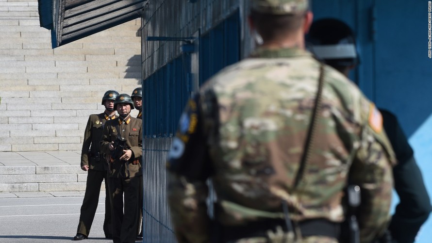Binh lính Hàn Quốc và Triều Tiên đối mặt tại khu vực phi quân sự (DMZ) nằm giữa hai nước. Ảnh: AFP
