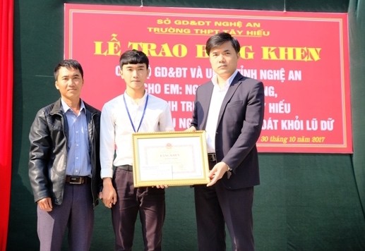 Trao bằng khen của Bộ trưởng Bộ GD&ĐT cho em Nguyễn Văn Long