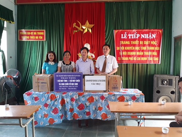 Một số hình ảnh của CLB Doanh nhân Thanh Hóa tại TP Hồ Chí Minh trao tặng máy tính, máy chiếu, vở viết tại một số vùng lũ trên địa bàn tỉnh Thanh Hóa. Ảnh: Hoàng Lam