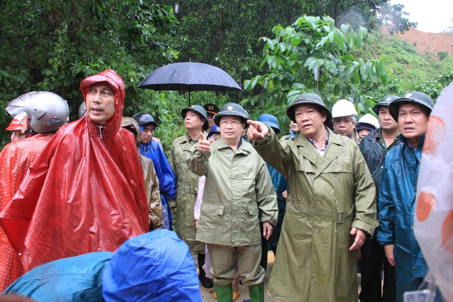 Phó Thủ tướng thị sát tình hình mưa lũ Quảng nam