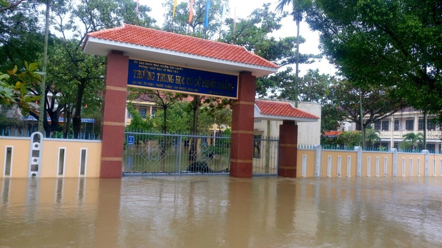 Trường trung học cơ sở Phước Thắng chìm trong biển nước