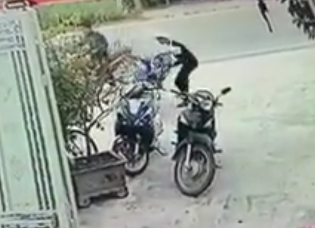 Hai tên trộm chỉ mất 2 giây để phá khóa trộm xe đi.