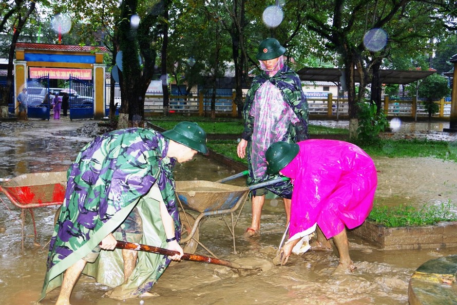 Bộ đội giúp dọn dẹp vệ sinh, làm sạch bùn đất tại các trường học, đường phố bị ngập lũ của TT-Huế.