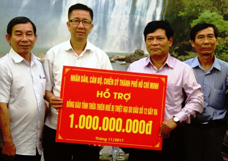 Đoàn công tác TPHCM trao hỗ trợ cho tỉnh TT-Huế khắc phục hậu quả lũ lụt.