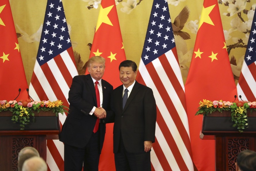 Chủ tịch Trung Quốc và Tổng thống Mỹ bắt tay trong buổi họp báo chung tại Đại lễ đường Nhân dân (Bắc Kinh, Trung Quốc) sáng 9/11. Ảnh: AP