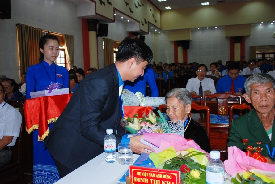 Đồng chí Trần Quốc Duy - Bí thư Tỉnh đoàn tăng hoa mẹ Việt Nam anh hung đến dự Đại hội