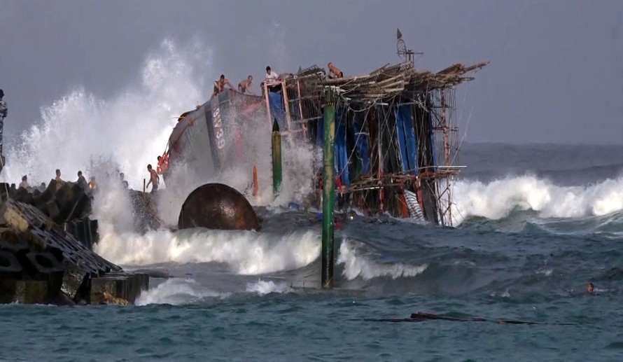 Một tàu câu mực của Quảng Nam bị sóng đánh chìm tại đảo Song Tử Tây. Ảnh CVT