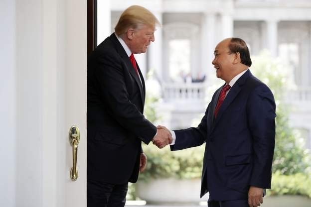 Thủ tướng Nguyễn Xuân Phúc gặp Tổng thống Mỹ Donald Trump tại Nhà Trắng hôm 31/5/2017. Ảnh: Reuters