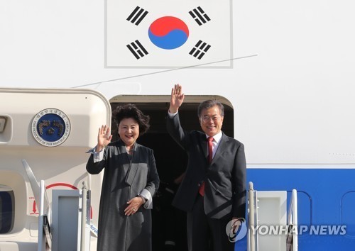 Tổng thống Hàn Quốc và phu nhân rời Hàn Quốc đến Indonesia hôm 8/11. Ảnh: Yonhap