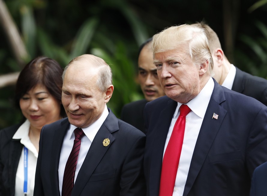 Tổng thống Nga Putin trò chuyện cùng Tổng thống Mỹ Trump tại Hội nghị Thượng đỉnh APEC. Ảnh: AP
