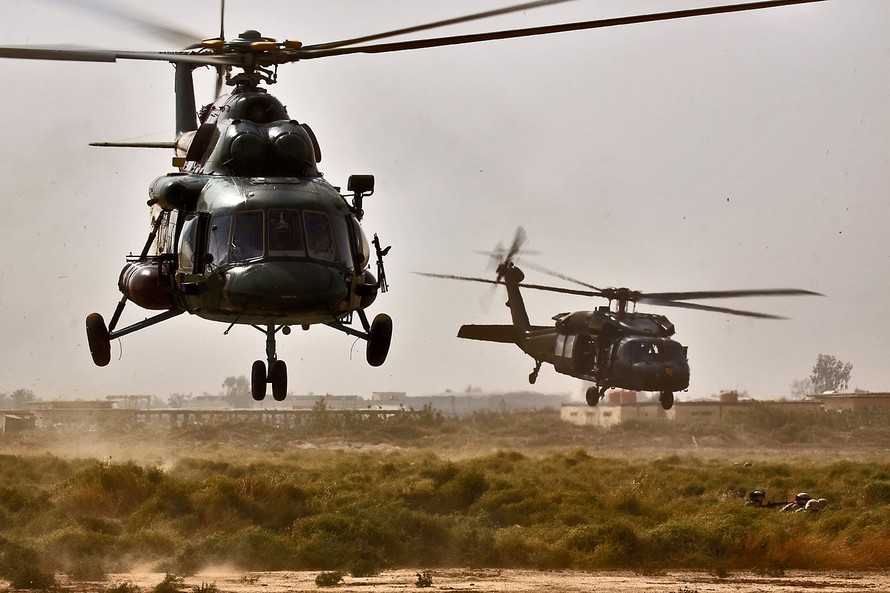 Trực thăng Mi-17 (trái) của không quân Iraq. Ảnh: Quân đội Mỹ