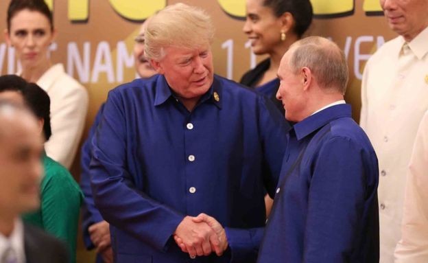 Tổng thống Mỹ Donald Trump và Tổng thống Nga Vladimir Putin bắt tay tại buổi chụp ảnh lưu niệm trong Tuần lễ Cấp cao APEC. Ảnh: AFP