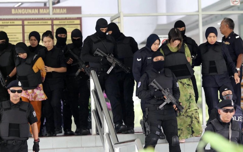 Nghi phạm Đoàn Thị Hương và Siti Aisyah rời tòa tối cao tại Kuala Lumpur (Malaysia). Ảnh: New Straitstimes