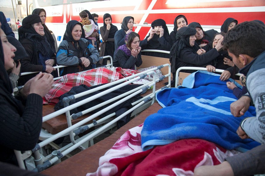 Những người phụ nữ tại Pol-e-Zahab đau đớn vì mất người thân sau trận động đất tối 12/11. Ảnh: Tasmin