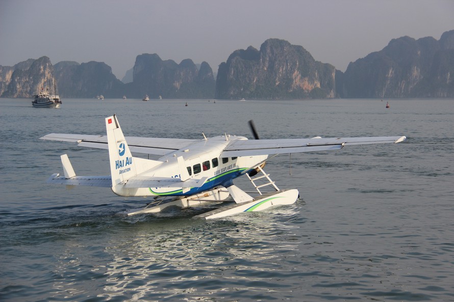 Thủy phi cơ chuẩn bị cất cánh đưa du khách về Hà Nội.