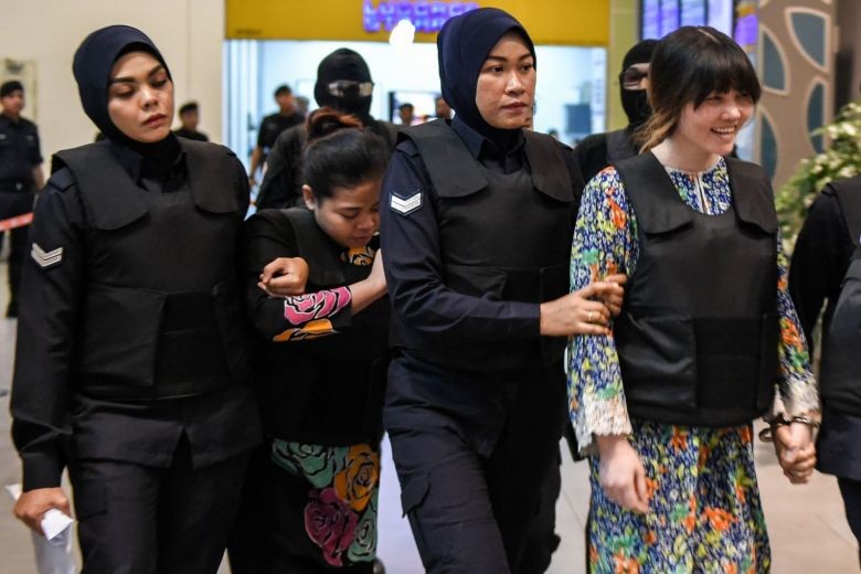 Nghi phạm Đoàn Thị Hương (phải) và Siti Aisyah (trái). Ảnh: AFP