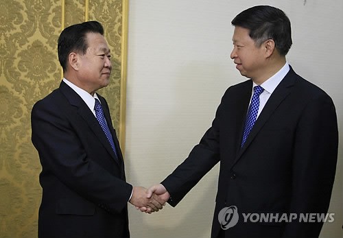 Ông Song Tao (phải) bắt tay đại diện Triều Tiên Choe Ryong-hae. Ảnh: AP