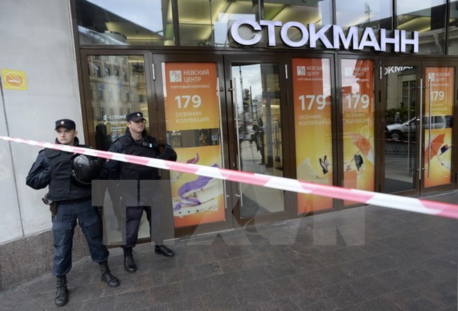 Nhân viên an ninh gác tại Trung tâm thương mại Stockmann ở Saint Petersburg sau khi sơ tán người dân cùng các nhân viên vì nhận được điện thoại đe dọa đánh bom hồi tháng 9. Ảnh: AFP/TTXVN