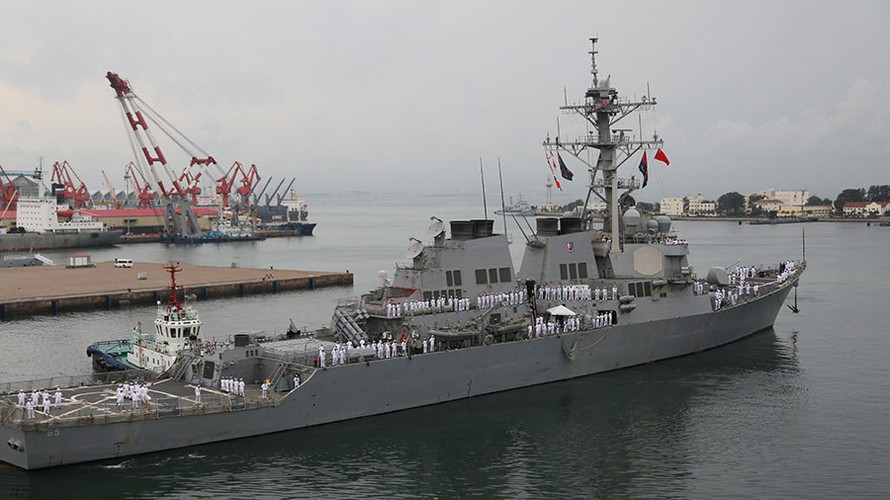 Tàu khu trục USS Benfold. Ảnh: Reuters