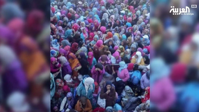 Đám đông tranh giành lương thực tại Sidi Boulalam. Ảnh: Al Arabiya
