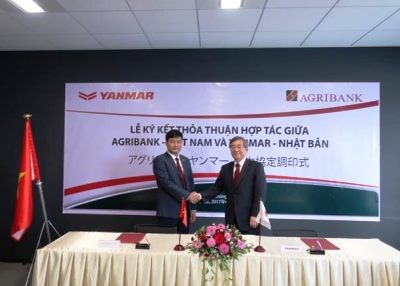 Ông Phạm Toàn Vượng - Phó TGĐ Agribank (bên trái) và ông Takehito Suzuki - Phó Chủ tịch Tập đoàn Yanmar Nhật Bản (bên phải) tham gia ký kết thỏa thuận hợp tác tại Nhật Bản
