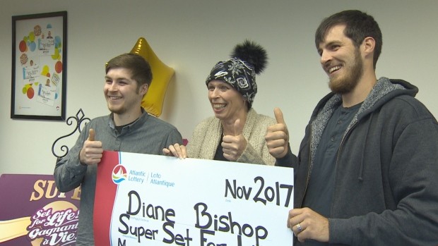 Diane Bishop (giữa) cùng hai con trai vui mừng nhận thưởng tại công ty xổ số. Ảnh: CBC