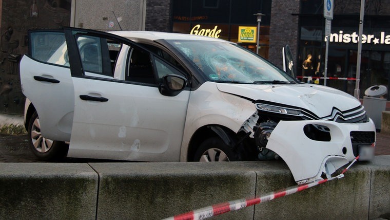 Chiếc xe gây tai nạn ở Cuxhaven. Ảnh: NDR