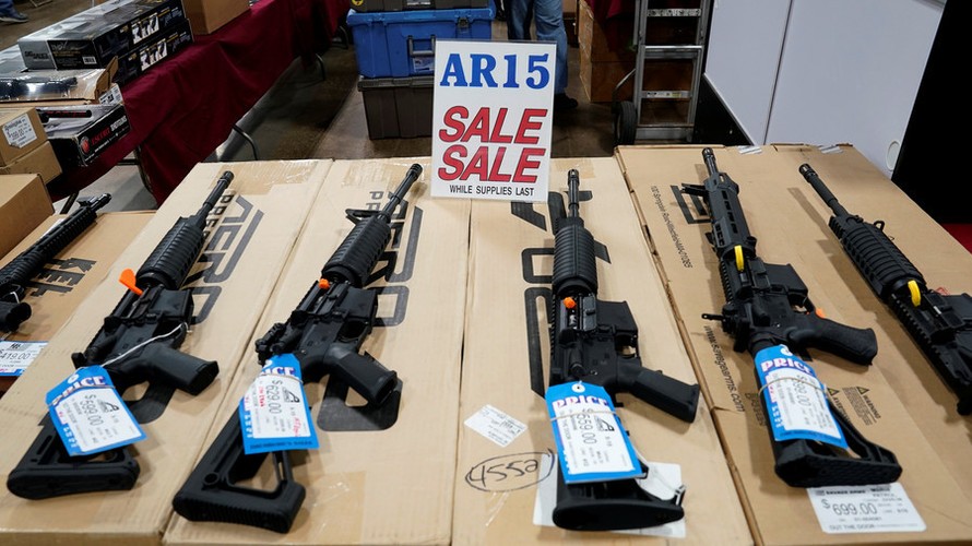 Một vài khẩu AR-15 được bày bán trong hội chợ tại Mỹ. Ảnh: Reuters