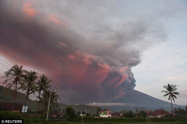 Núi lửa Agung thả cột tro bụi cao tới hàng nghìn mét. Ảnh: Reuters