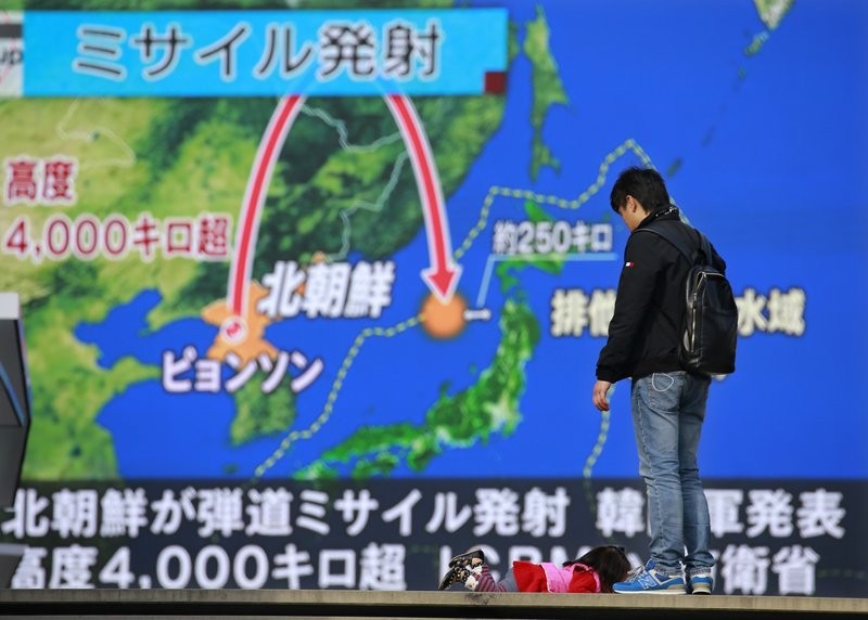 Truyền thông Nhật Bản đưa tin về đường đi của tên lửa Triều Tiên. Ảnh: AP