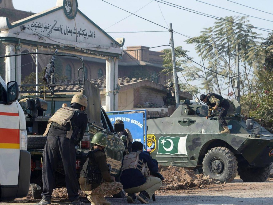 Hiện trường vụ xả súng tại Viện đào tạo Nông nghiệp ở Peshawar. Ảnh: AFP