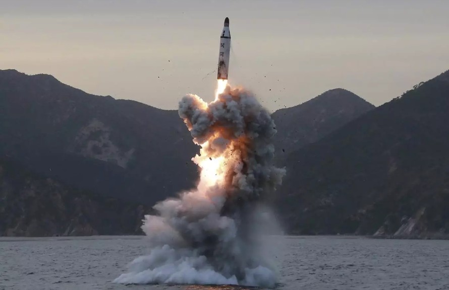 Tên lửa Triều Tiên được phóng từ tàu ngầm vào ngày 24/4/2016. Ảnh: KCNA