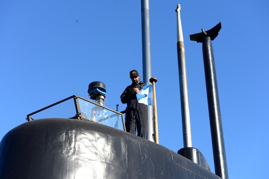 Thủy thủ tàu ARA San Juan đứng trên nóc tàu ngầm ngày 2/6/2014. Ảnh: Reuters