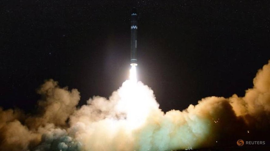Tên lửa Hwasong-15 của Triều Tiên rời bệ phóng. Ảnh: Reuters