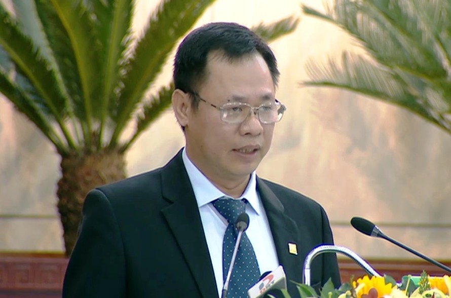 Ông Vũ Quang Hùng, Giám đốc Sở xây dựng trả lời chất vấn của cử tri