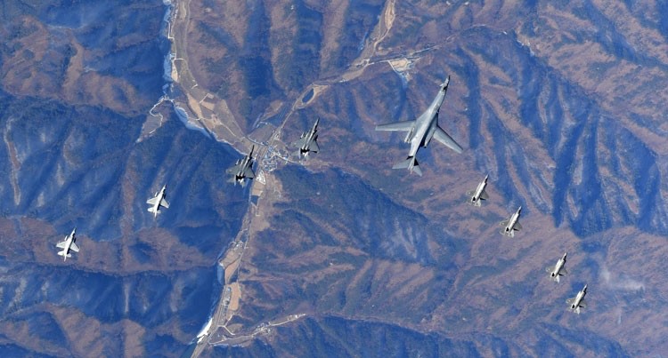 Máy bay ném bom B-1B của Mỹ tập trận tại Hàn Quốc hôm qua, 6/12. Ảnh: Yonhap
