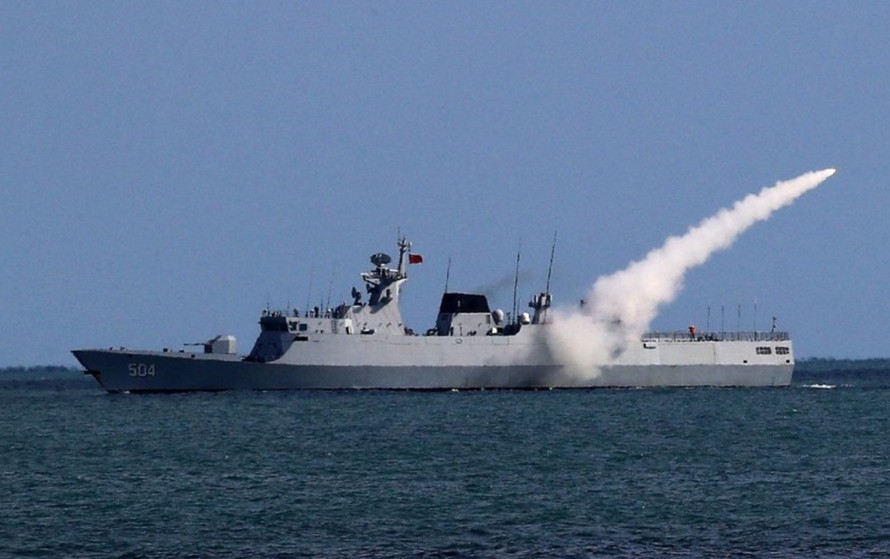 Tàu khu trục Trung Quốc phóng tên lửa trong cuộc tập trận hải quân trên biển Hoa Đông hôm thứ 7/12. Ảnh: Weibo