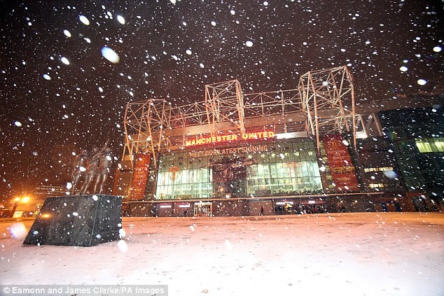 Sân Old Trafford đang hứng chịu đợt tuyết rơi dày