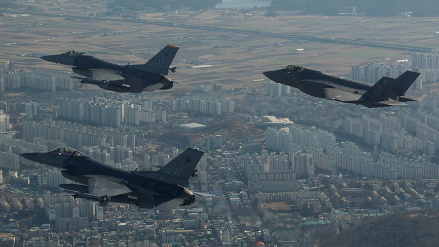 Chiến đấu cơ F-35A của Mỹ bay diễn tập cùng chiến đấu cơ F-16 tại Hàn QUốc hôm 1/12. Ảnh: Reuters