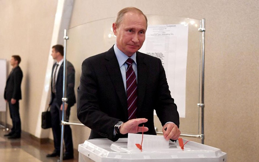Tổng thống Nga Vladimir Putin bỏ phiếu trong cuộc bầu cử thành phố tại Moscow vào ngày 10/9/2017. Ảnh: AFP