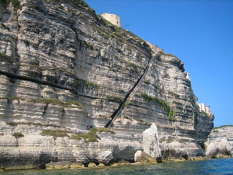 Kỳ thú cầu thang khắc vào núi đá dựng đứng cheo leo ở Pháp