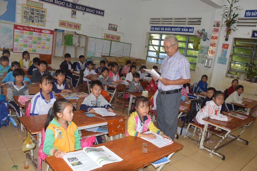 Học sinh trường tiểu học Vĩnh Hải (Vĩnh Châu, Sóc Trăng) đi học trở lại